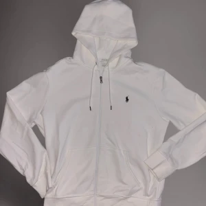 Ralph lauren hoodie - Säljer denna polo zip up, helt ny och oanvänd!