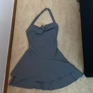 Halterneck öppen rygg klänning  - Säljer den här klänningen från SHEIN i storlek S pris kan diskuteras.