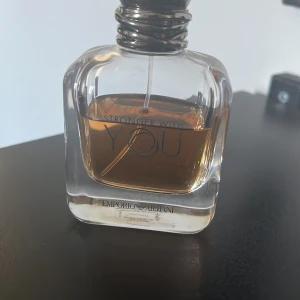 Armani SWY Edt🤩 - Säljer Stronger With You Edt parfym som är perfekt för vintern❄️ det är ungefär 30ml kvar Ny pris: 700kr mitt pris: 450kr