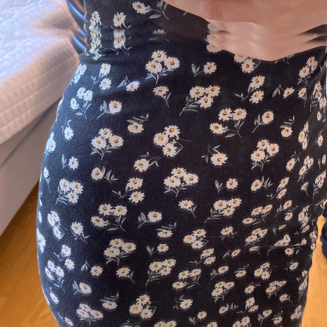 Kort klänning med blomdetaljer - 90