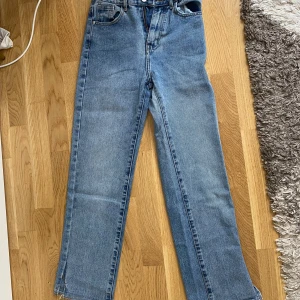 Momjeans with slit - Pris kan prutas!