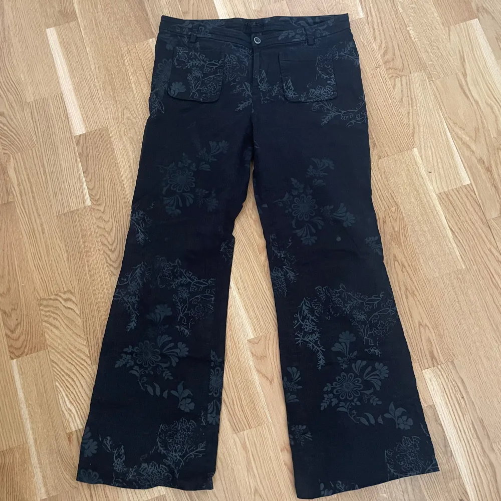 Super fina svarta blommiga jeans som jag inte använder längre! Sytt up de lite men går att sprätta bort om det skulle behövas!!❣️. Jeans & Byxor.