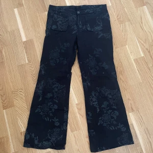 Blommiga jeans  - Super fina svarta blommiga jeans som jag inte använder längre! Sytt up de lite men går att sprätta bort om det skulle behövas!!❣️