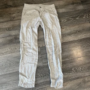 Linnebyxor Gråa - Gråa linnebyxor knappt använda säljer byxorna pågrund av att dom är för små. Byxorna är storlek 28