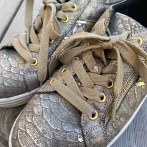 As snygga guld skor❤️‍🔥 - Säljer mina jättecoola skor, pga att de är för små. Älskar alla smådetaljerna som gör skorna unika. De är i mycket bra skick utan några defekter! Köpare står för frakt ❗️Hör av dig vid minsta lilla fråga eller fundering📩💓😇