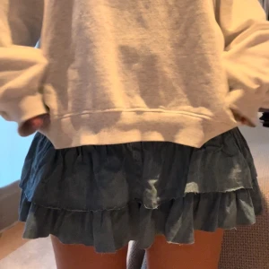 Volang kjol - Super super söt volangkjol. Perfekt nu i sommar💙💙Passar S-M skulle jag säga. (Finns inga fler bilder eller mått) Tryck gärna köp nu!