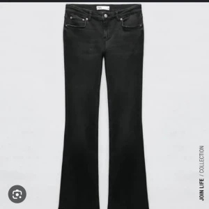 zara jeans - säljer mina sjukt snygga zara jeans som är lågmidjade och bootcut i storlek 34, jättebra skick. slutsålda och säljs inte längre💕💕!!kan gå ner i pris vid snabb affär!!