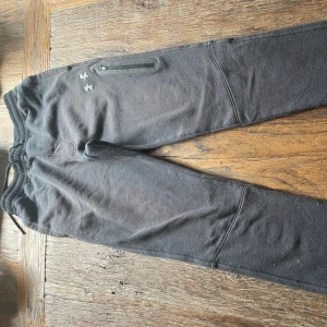 Under armour byxor size S/M - Jag säljer massa kläder eftersom ja ska flytta ut o måste rensa min garderob. Dessa byxor är ganska mycket använda och det är därför de har sitt låga pris