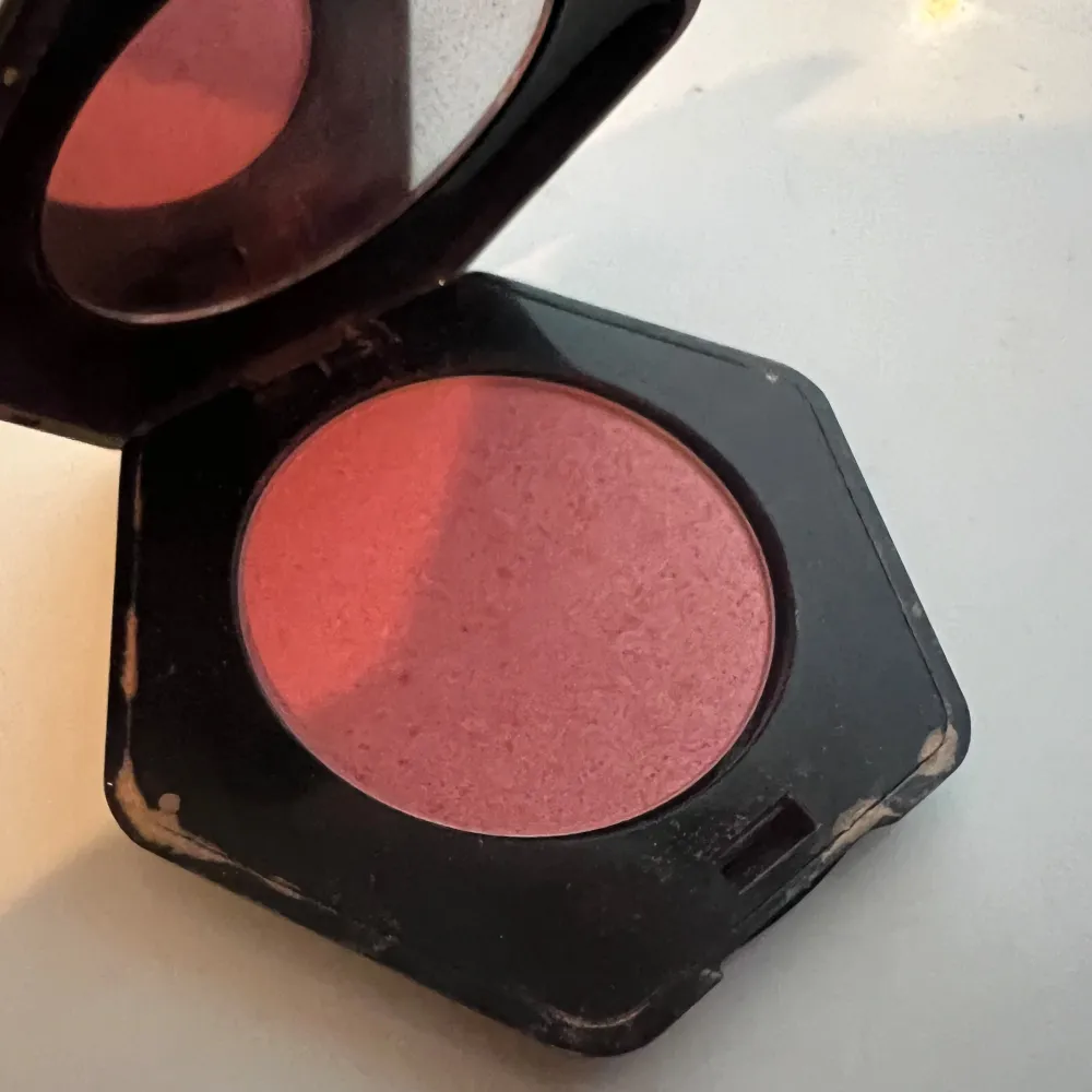 En H&M blush i färgen golden peach den är använd men det är mycket Produkt kvar. Skönhet.