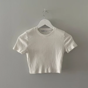 Vit top  - En jättefin vit croptopp från zara i storlek M. Bra skick! 💕passar bra för en s också!