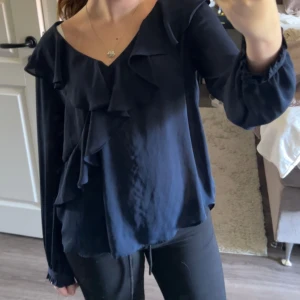 Marinblå blus - super fin blå blus jag köpt ifrån vinted, aldrig använd då den inte satt så bra på mig !! storlek M men jag skulle säga att den passar XS/S/M <3
