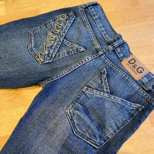Dolce&gabbana jeans - Storlek 30 i midjan men skulle säga att det är 26-27.  Midjemått= 40cm  innerben= 85cm Lågmidjade och bootcut. Nypris 2800kr  