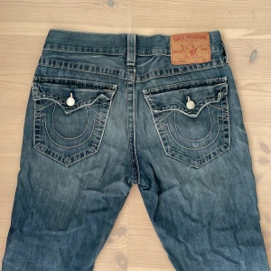 true religon jeans - säljer för att de är väldigt Baggy och det är inte min stil längre ❤️ bra skick förutom en repa på fickan o lite trampade i benen som man kan se på sista bilden!💞 de är flare / botcut sågs dock inte så bra på bilden