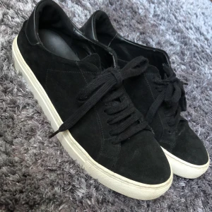 Axel Arigato skor - Ett par Axel Arigato skor i storlek 41! Väldigt bra skick då dem har varit väl omhändertagna. Inga fläckar överhuvudtaget! Perfekta till sommaren/ hösten, skicka meddelande vid frågor och funderingar! Pris kan diskuteras !