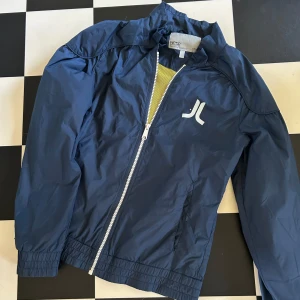 Jacka från Wesc strl xs fint skick  - Jacka från Wesc i tunnare vindtyg Strl xs i fint skick 