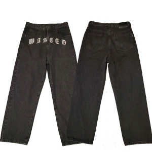 Wasted paris jeans  - Feta wasted paris jeans me tryck, finns inte o köpa från deras hemsida längre, helt nytt skick har andvänt en gång, fråga om mått vid intresse😹😹😹 