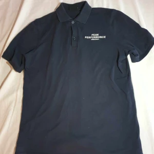 Peak Performance Piketröja - Håller på rensa garderoben så säljer denna piketröja, Denna har jag använt endast 1 gång sen har den bara legat i garderoben så är väl omhändertagen. Storlek M