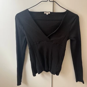 Svart topp  - Svart topp från river island i storlek 8 (storlek 36). I fint skick. 