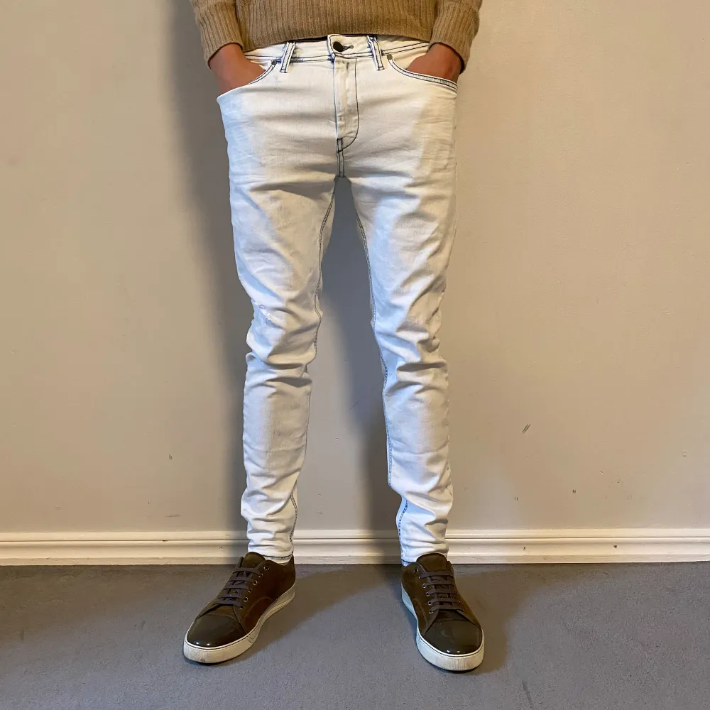 Hej! Säljer nu dessa vita Diesel jeans med fläckar av blått. Jeansen är i toppskick 10/10. Modellen är 185 och väger 70kg. Hör av dig vid frågor!. Jeans & Byxor.