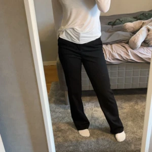 Kostymbyxor  - Säljer kostymbyxor från Vero Moda som inte kommer till användning längre, de är i fint skick. Väldigt sköna och passar nån som har storlek xs eller s💗 kom privat för fler bilder!