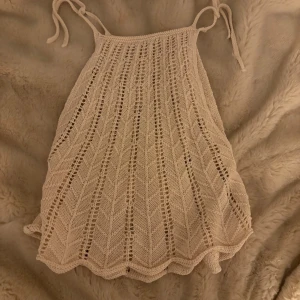 Topp - Söt stickad topp, passar till allt både kjol och jeans! Nyskick, storlek M fungerar lika bra som S💕