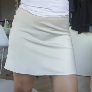 Krämvit kjol - Aldrig använd