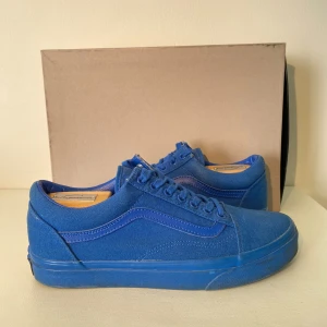 Vans Old School Blå - Hej, säljer ett par Vans sneakers helt i blått. Unika och sällsynta, köpta i USA för 80 euro några år sedan. Storlek 42 och True To Size. Använda en del men i okej skick. Klassisk modell. Pris kan diskuteras. Hör av dig vid intresse! 