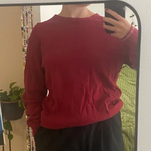 Röd tröja - Röd långärmad tröja från Gap! Väldigt skönt material och faller bra på kroppen. Säljer för har en liknande. 100% bomull. Storlek M enligt lappen och tror det är herrstorlek - motsvarar kanske L i damstorlek. 