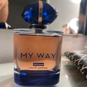 MY WAY: intense eau de parfum, Giorgio Armani - Jag säljer denna parfym då jag inte har användning för den längre. Den luktar jättegott och har en lite mer intensiv lukt och varar länge. Den är nästan helt fylld. Jag har inte kvar förpackningen. Original pris: 1400kr-2000kr