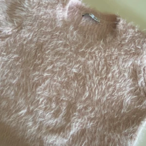 Rosa zara topp 💕 - Rosa zara topp i storlek M men passar Xs-S. Inga defekter. Köpte i M så att den inte skulle bli för kort. Toppen finns ej kvar på hemsidan. Kom privat för fler bilder om ni vill. Kan tyvärr inte ro för om nån hinner trycka på köp nu knappen 💕💕