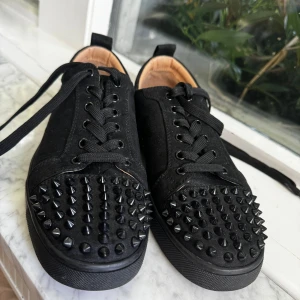 Svarta Christian Louboutin skor spikes  - Säljer ett par superfina Louboutinskor, knappt använda, fel storlek för mig! Kommer med extra spikes, dustbag m.m Stl 40 