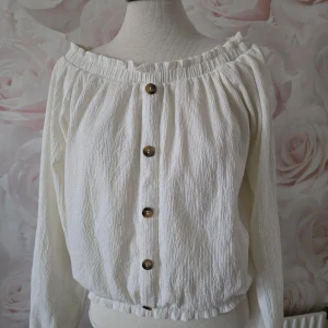 Långärmad tunn topp - Jag har storlek xs-s och denna passar mig. Nästan lite stor (på mig). OBS storlek 170.