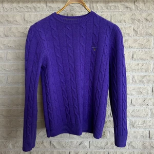 Gant kabelstickad med rund hals - Gant kabelstickad med rund hals