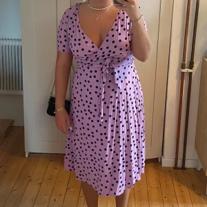 Klänning AFJxNAKD - Super fin lila klänning från AFJxNAKD. Använd en gång! Storlek 42 men liten i storleken. 