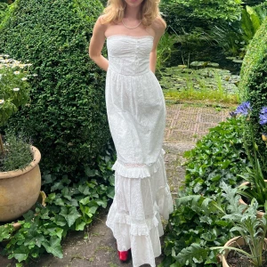 ASOS Sommarklänning - Slutsåld Maxiklänning från asos, perfekt till sommarfesten✨ Endast använd en gång på midsommar, annars som ny. Storlek 32 men passar också mig som är storlek 34 pga att den är elastisk vid brösten.🩷