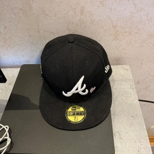 New era keps  - Säljer denna new era keps ä, riktigt snygg och är i relativt bra skick