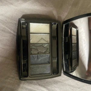 Lancôme palette - Säljer denna jätte fina ögonskugga gråt lancôme i färgen denim, säljer pga att jag aldrig använder den. Ny priset är 599 säljer för 400 för att jag bara har använt den 2 gånger💓