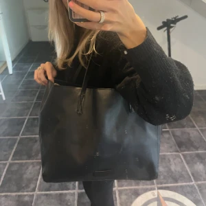 Väska  - Säljer min väska ifrån mango! Den är i bra skick men finns tecken på användning🩷🩷