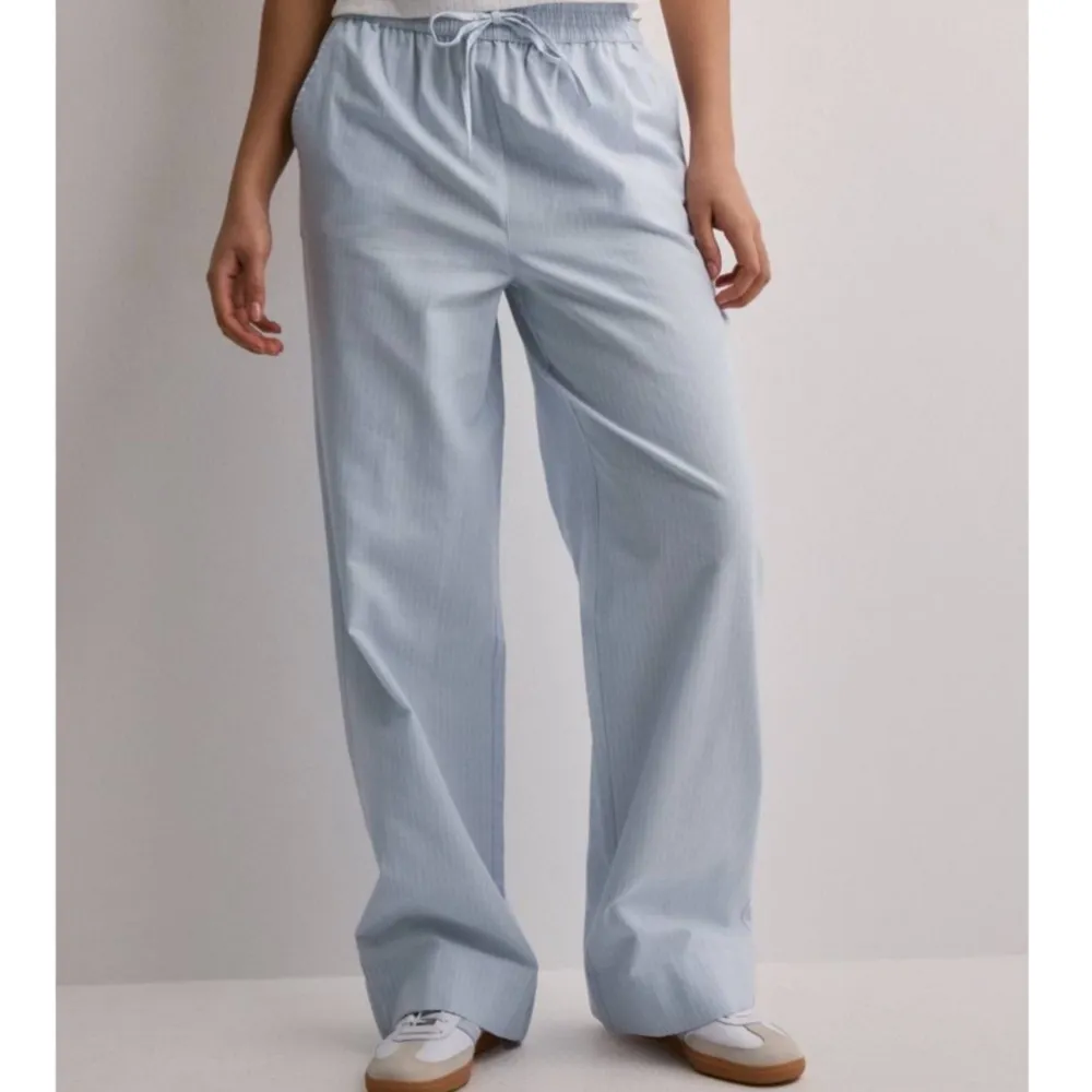 (Lånad bild) Pyjamasbyxor inköpt på Nelly från märket JDY. Inköpt för 429 kr och använda max 5 gånger 🌸. Jeans & Byxor.