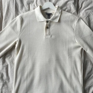 Helt oanvänd tröja från HM | storlek Small - Tröja i perfekt skick, helt oanvänd i storlek small. Krämfärgad. Pris kan diskuteras! 