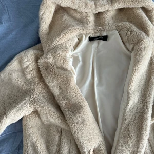 Pälsjacka - Jättesnygg beige (fusk)pälsjacka som tyvärr inte kommer till användning. Färgen på andra bilden är missvisande så utgå ifrån första och tredje 🤗 Hör av dig vid frågor eller fler bilder!