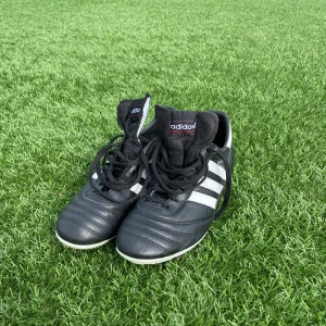 Adidas copa mundial  - Skick: 9/10 (bara lite smutsiga) köpare betalar frakt, nypris är ca 2000kr. Använts ca 5 gånger