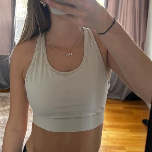 sport-bh  - beige/rosa skitsnygg sport-bh från ullared som aldrig är använd!