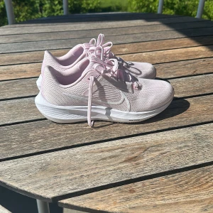 Nike Pegasus 40 - Helt nya Nike Pegasus 40. Endast använda en gång men ser helt nya ut. 