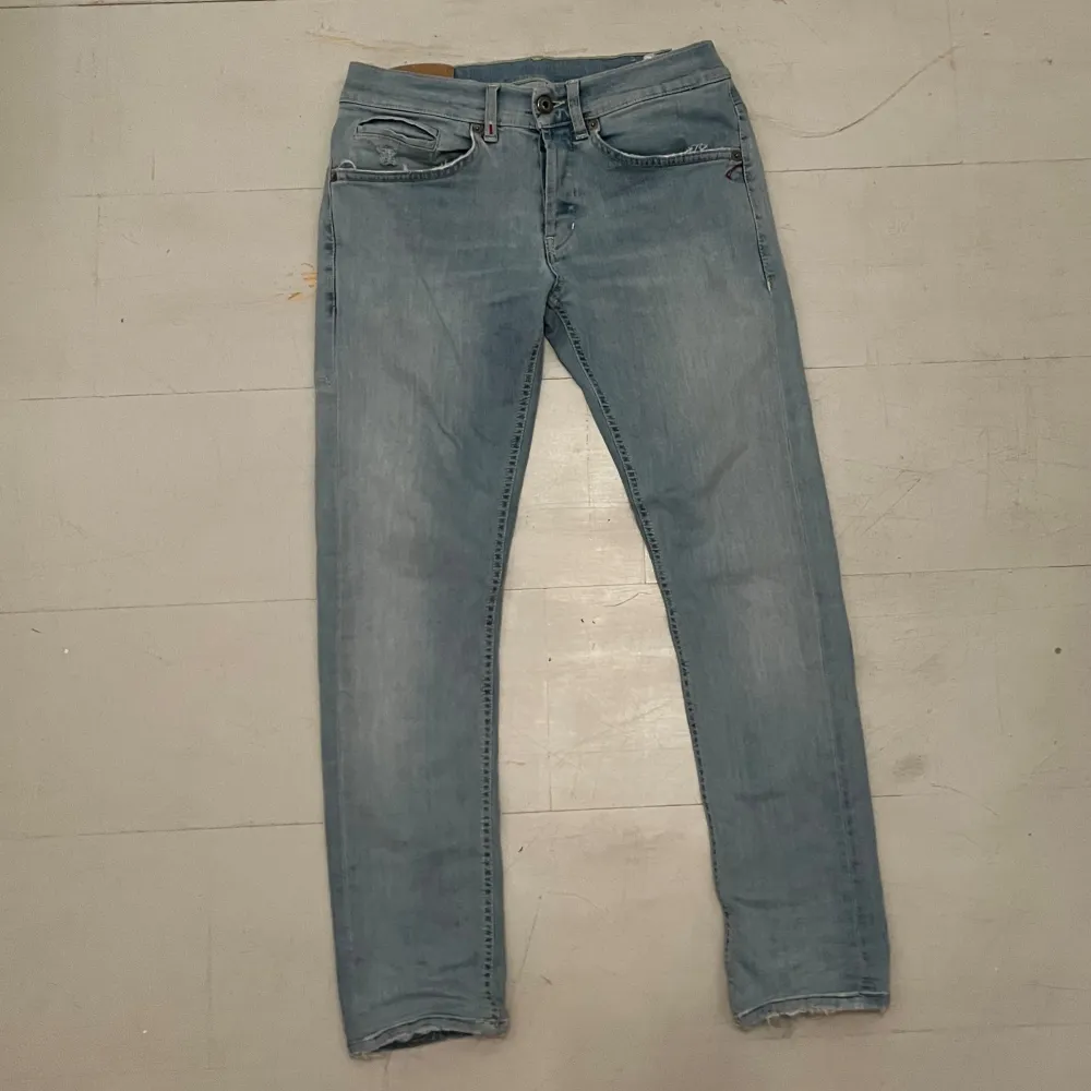 Säljer mina Dondup jeans då dom inte passar längre. Använda fåtal gånger så dom är i bra skick. Hör gärna av er vid frågor///Revamp. Jeans & Byxor.