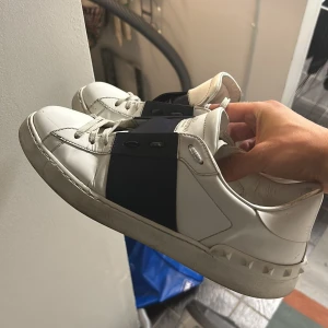 Äkta valentino opens - säljer nu dessa asfeta valentino opens. Äkta såklart. Vit och mörkblåa. Skriv om du är intresserad. pris kan diskuteras vid snabb affär. skriv privat om frågor om defekter