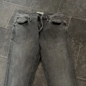 Ljus Gråa jeans - Ljus gråa jeans som jag har använt ganska mycket men är väl omhändertagna, skick: 9/10, storlek: W:32 L:30