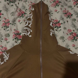 🧸Helkedjad kofta🧸 - En helkedjad kofta som är använd 2 gånger, jätte fin och underbar kvalite, passformen är allt man vill ha i en kofta, men tyvärr måste den säljas då flytt närmar sig!🧸🤎