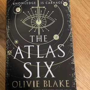 The atlas six - Populär bok i helt nytt skick utan några defekter. The atlas six av olivie blake. Nypris 244kr, mitt pris 90kr