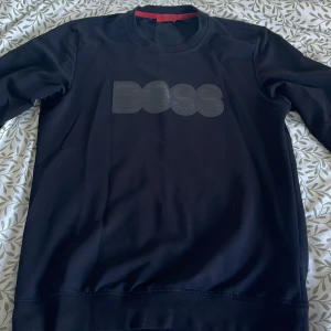 Hugo boss tröja - Storlek S. Har haft den ett tag men legat i garderoben mest o inte använt så mycket, jättefint skick och inga skador eller liknande  Vid fler frågor skriv privat